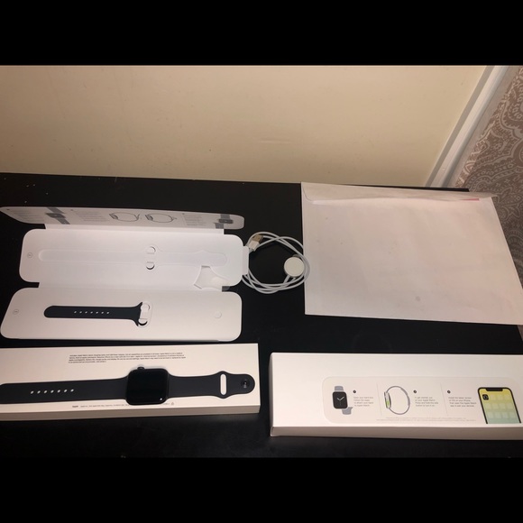 Apple Watch series 4 - Picture 2 of 8